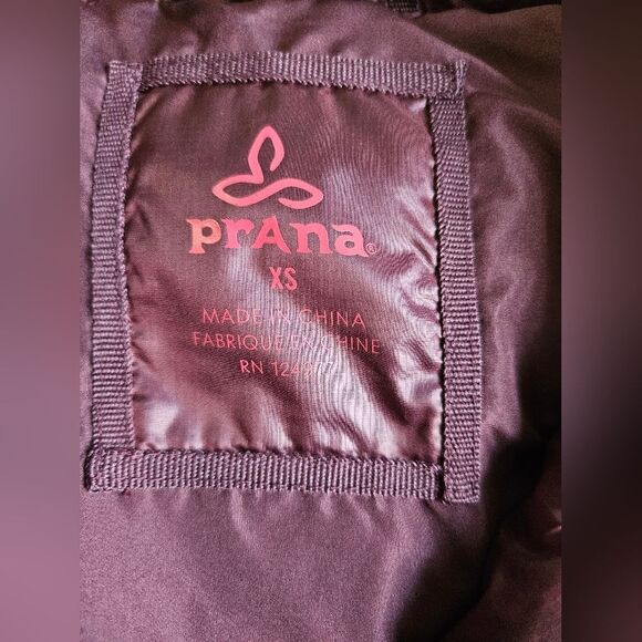 Prana Vest Women’s Size XS Wine Full Zip Snap Down Puffer Pockets 124977 EUC - Picture 3 of 9